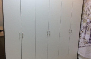 Двухсторонние распашные шкафы с проходом в центре в виде межкомнатной перегородки