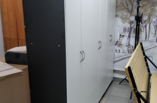 Двухсторонние распашные шкафы с проходом в центре в виде межкомнатной перегородки